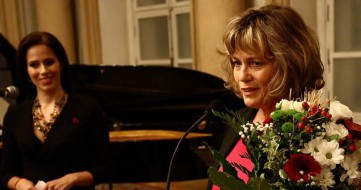 MUDr. Darina Chovancová prijíma ocenenie v kategórii Osobnosť malíčka 2014